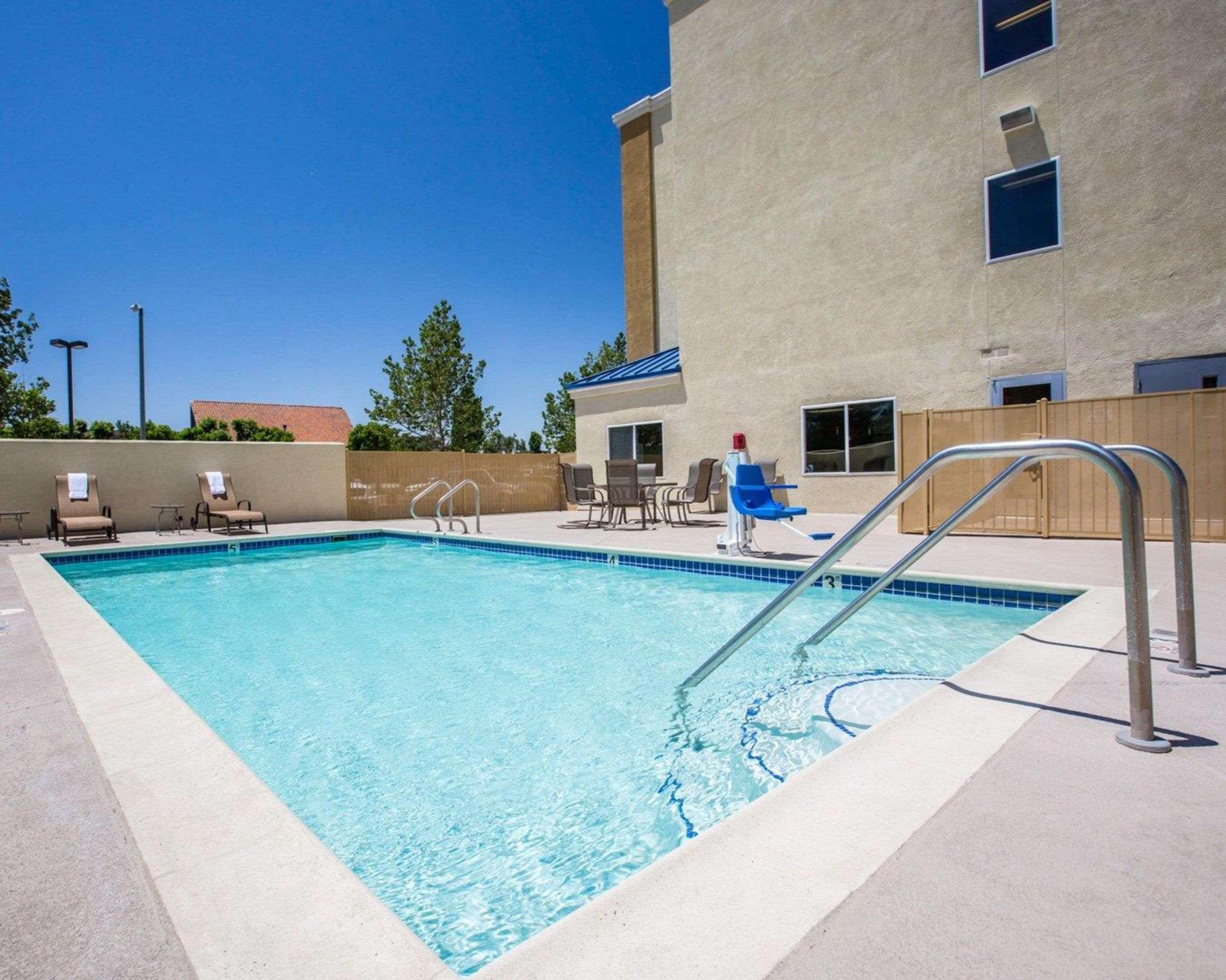 Comfort Suites Victorville-Hesperia Bagian luar foto